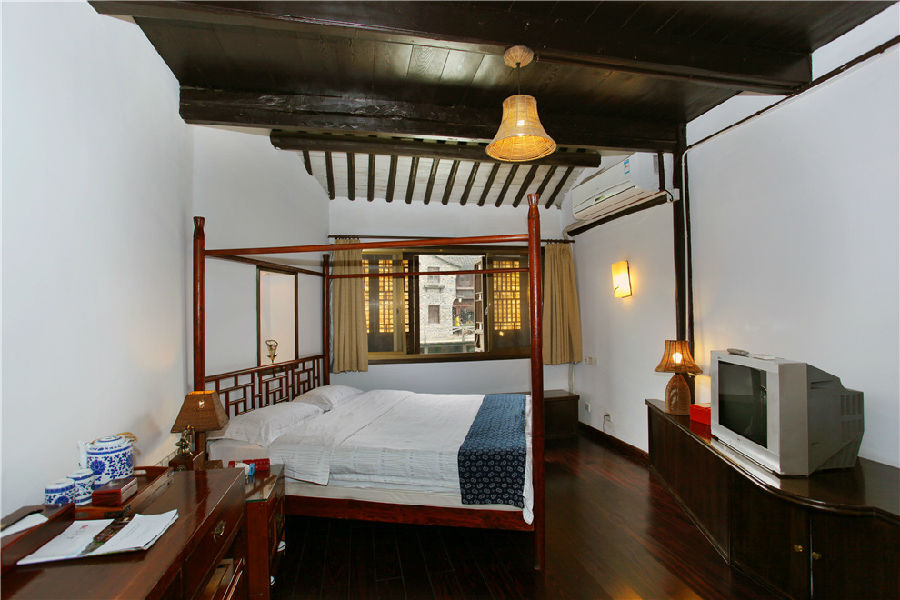 【民宿1.8米大床a】面积:15--20㎡;景观:临水;房间描述:内设一张1.